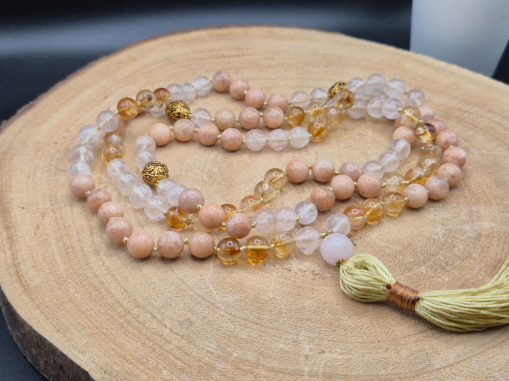 "Mala der inneren Harmonie" | Citrin · Pfirsich-Mondstein · Rosenquarz | 108+1 Perlen | ca. 8mm